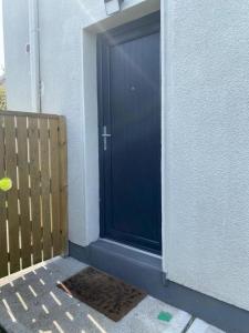 戈尔韦Beautiful one bedroom Apartment In Galway City的建筑中带木栅栏的蓝色门