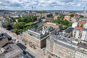 坦佩雷2ndhomes Tampere "Ruuskanen" Apartment - 3 Bedrooms, Best Location & Sauna的享有河流和建筑的城市空中景致