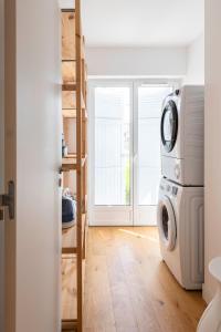 圣特罗佩Villa Acacias - Au coeur de Saint-Tropez的洗衣房配有洗衣机和烘干机