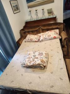 埃德蒙顿Tranquil & Tasteful One Bdrm Private Suite NE的床上有2个枕头