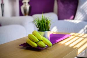 曼彻斯特Purple Blossom, cosy 2 bed apartment, near Didsbury, free parking的桌子上盘子里的一束香蕉