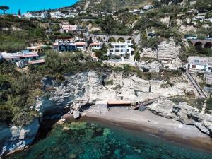 伊斯基亚Villa Bina Sea Hotel的悬崖上海滩的空中景色