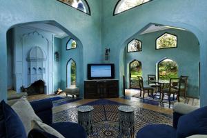 马拉喀什居萨阿迪马拉喀什宫殿度假酒店的客厅配有电视和桌椅