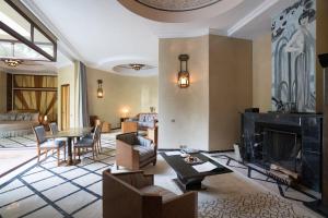 马拉喀什居萨阿迪马拉喀什宫殿度假酒店的客厅设有壁炉、桌子和椅子