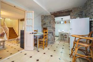 比利亚维西奥萨Casa PedroArias Rodiles的客房内的厨房配有桌子和冰箱