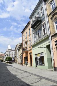 普热梅希尔Apartamenty Rynek X的街道旁的城市街道,建筑