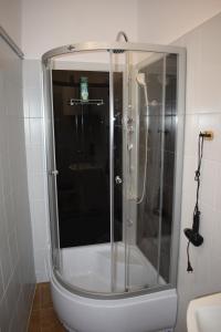 普热梅希尔Apartamenty Rynek X的浴室里设有玻璃门淋浴