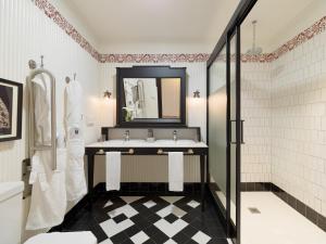 塞维利亚H10柯里基多精品酒店 的一间带水槽和镜子的浴室