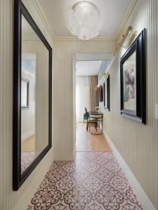 塞维利亚H10柯里基多精品酒店 的走廊上设有镜子和用餐室