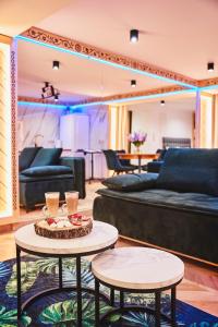 波罗宁GORSKI RESORT Lux Apartments Jacuzzi & Sauna的客厅配有两张桌子和一张沙发