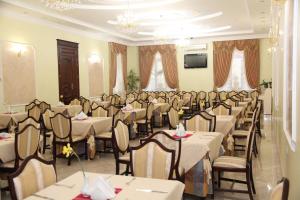 卡缅涅茨-波多利斯基Kleopatra VIP hotel的一间在房间内配有桌椅的餐厅