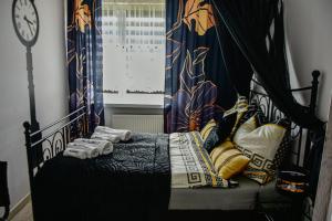 沃林Apartament Wolin z Widokiem Na Rzekę Dziwną - Valhalla Apart的一间卧室配有带枕头的黑色床和窗户。