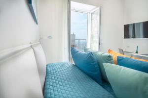 索伦托DOMUS LINA的客房配有蓝色和橙色枕头,设有窗户。