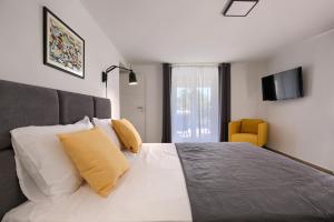 班约勒Apartment Marin 2 near the beach的一间卧室配有黄色和白色枕头的床