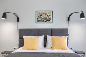 班约勒Apartment Marin 2 near the beach的一间卧室配有一张带两盏灯和黄色枕头的床。