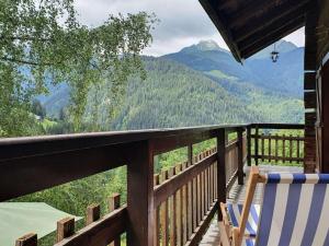 博福特Chalet Arêches-Beaufort, 4 pièces, 10 personnes - FR-1-342-224的小屋的阳台享有山景。