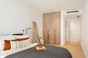 伦敦Modern Apartments at Enclave located in Central London的一间卧室配有一张床,上面放着一个食物托盘