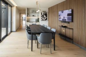 伦敦Modern Apartments at Enclave located in Central London的一间用餐室,配有黑色的桌子和椅子