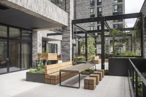 伦敦Modern Apartments at Enclave located in Central London的庭院设有长凳和大楼