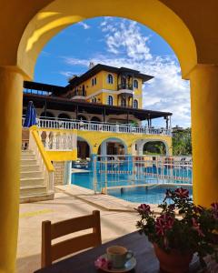 库萨达斯艾婷萨瑞酒店的享有带游泳池和大楼的度假村景色