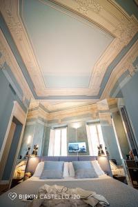 卡利亚里Albergo Diffuso Birkin Castello的一间卧室设有一张带格子天花板的大床