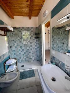 伊斯基亚Dimora Schiappone的带浴缸和盥洗盆的浴室