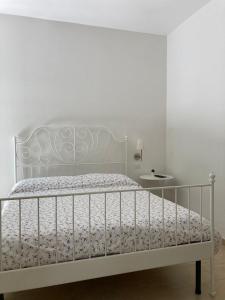 马拉泰亚A Suata的白色的卧室设有白色的床和白色的墙壁