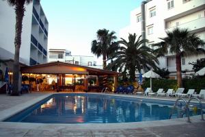 埃斯卡纳玛瓦韦尔塔旅馆的一座游泳池,毗邻一座建筑,设有凉亭