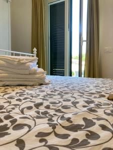 马拉泰亚A Suata的一间卧室配有一张铺着地毯的床