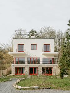 Hastière-par-delàVilla Michaux的白色的建筑,有红色的门窗