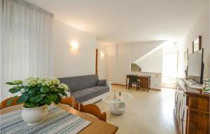 马里纳-迪-皮特拉桑塔3 Bedroom Lovely Home In Marina Di Pietrasanta的客厅配有沙发和桌子