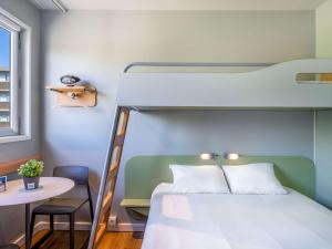维拉德塞斯巴塞罗那维拉德坎斯宜必思经济酒店的一间卧室配有一张双层床和一张桌子