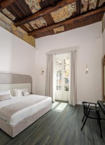 那不勒斯Artemisia Domus - Giardino的一间卧室设有一张大床和木制天花板