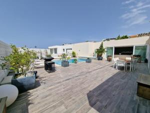 梅利哈Azalea Dreams by Santa Marija Estate的一个带游泳池和桌椅的庭院