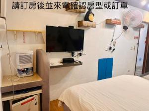 南湾海湾旅店的客房设有一张床、一张书桌和电视