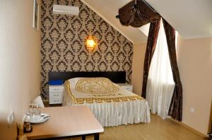 顿河畔罗斯托夫Rostov Hotel的一间卧室设有一张床和一个窗口