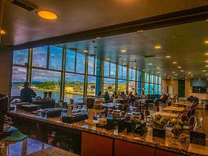 蒙特港Novotel Puerto Montt的餐厅设有酒吧,享有水景