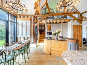 KimptonThe Victorian Stables的厨房设有木制天花板和桌椅。