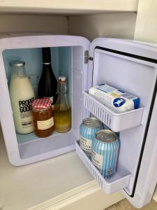 滕伯里The Costrel的配有食品和饮料的开放式冰箱
