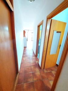 阿德耶Mareverde, wifi free的走廊设有两扇门,铺有瓷砖地板