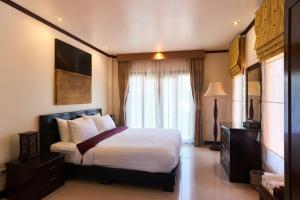 甲米镇Ananda Private Pool Villa, Ao Nang的酒店客房设有床和窗户。