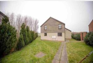 桑德兰Open plan house overlooking penshaw monument is的一座带草地的院子中的大房子