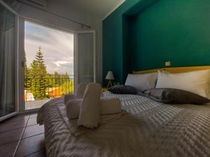 奈德里圣拉扎罗酒店的一间卧室设有一张大床和大窗户