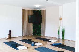 科里米诺VSG Resort的地板上有一束瑜伽垫的房间