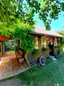 ŠipovoJanjske otoke - smještaj na selu (Milorad Piljić)的前面的小房子,配有桌椅