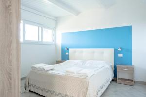 科尔萨诺Tenuta De Masi的一间卧室设有一张蓝色墙壁的大床