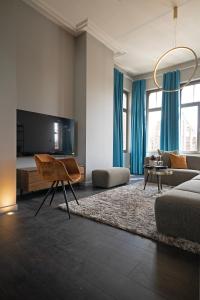 布鲁日Havenhuis Brugge的客厅配有沙发和桌子