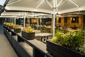 利耶帕亚里瓦酒店的一间餐厅,上面有桌子和盆栽植物
