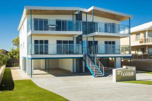 兰斯林Oceans View - Luxury Apartment with ocean views的一座大型建筑,前面设有楼梯