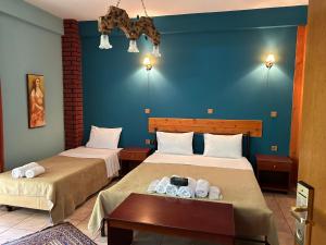 纳乌萨玛西亚斯玛格丽特岛屿酒店的蓝色墙壁客房的两张床